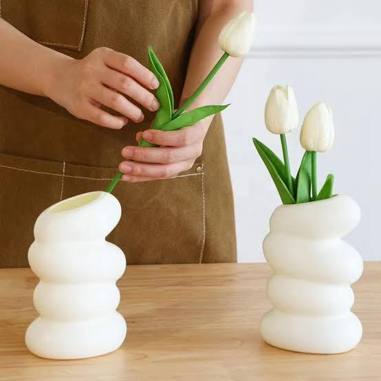 Elegant Wavy Plastic Vase –