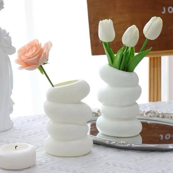 Elegant Wavy Plastic Vase –